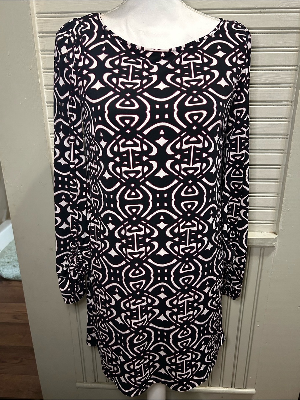 Laundry by Shelli Segal Dress Womens size 6 Black White Medallion Bishop Sleeve